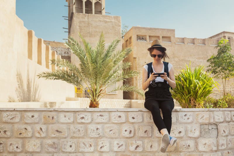 Молодая туристская женщина принимая остатки во время Sightseeing стоковые фотографии rf Молодая туристская женщина принимая остатки во время Sightseeing стоковые фотографии rf