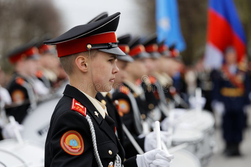 Молодой барабанщик кадета стоя в линии на параде дня победы стоковая фотография Молодой барабанщик кадета стоя в линии на параде дня победы стоковая фотография