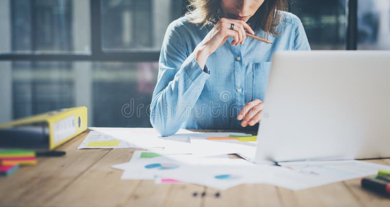 Молодой проект работы архитектора Женщина фото работая с новым startup проектом в современной просторной квартире Родовая тетрадь стоковые изображения rf Молодой проект работы архитектора Женщина фото работая с новым startup проектом в современной просторной квартире Родовая тетрадь стоковые изображения rf
