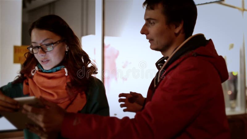 Молодой счастливый человек пар и привлекательная девушка идут видеоматериал