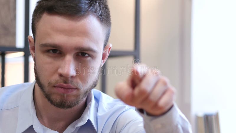 Молодой человек указывая на камеру, портрет акции видеоматериалы