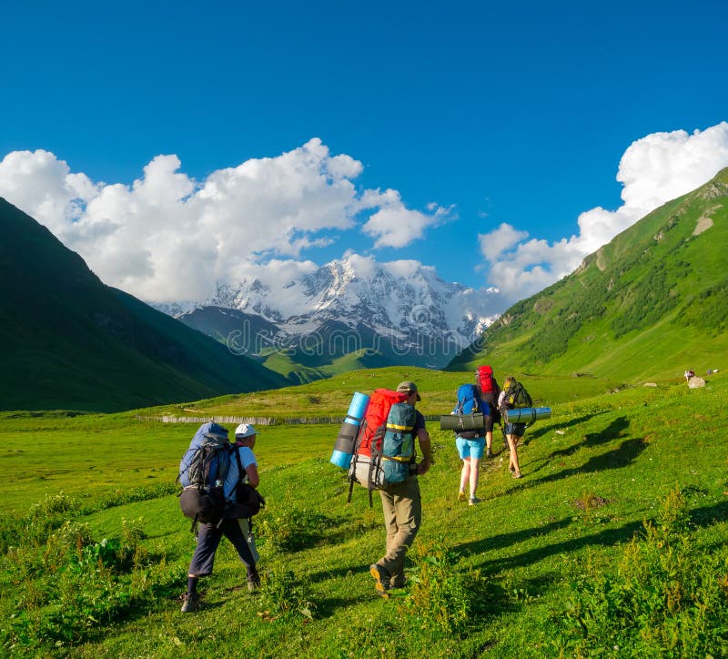 Молодые hikers trekking в Svaneti стоковые изображения rf Молодые hikers trekking в Svaneti стоковые изображения rf