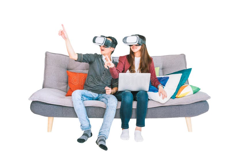 Молодые азиатские пары играя устройство виртуальной реальности VR, сидя на софе совместно, изолированный на белой предпосылке Сов стоковое фото Молодые азиатские пары играя устройство виртуальной реальности VR, сидя на софе совместно, изолированный на белой предпосылке Сов стоковое фото