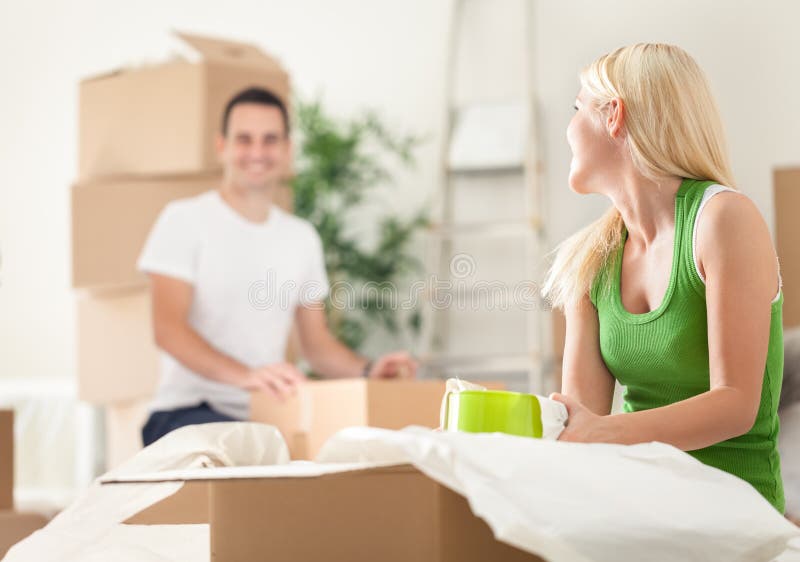 Молодые пары распаковывая moving коробки стоковое фото Молодые пары распаковывая moving коробки стоковое фото