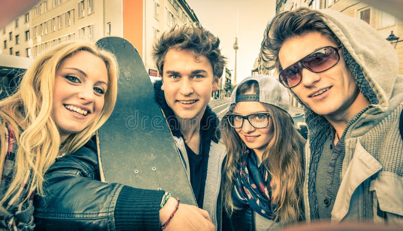 Молодые лучшие други битника принимая selfie в городском контексте города стоковые фото