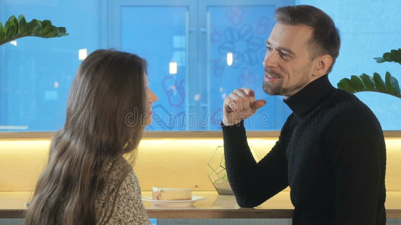 2 молодые люди говорит в кафе видеоматериал