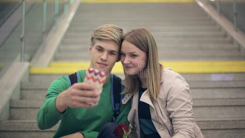 Молодые любящие пары принимают selfie сидя на шагах коллежа видеоматериал