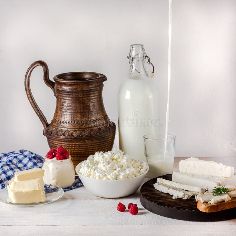 Молочные продучты на белой деревянной предпосылке стоковые фото Молочные продучты на белой деревянной предпосылке стоковые фото