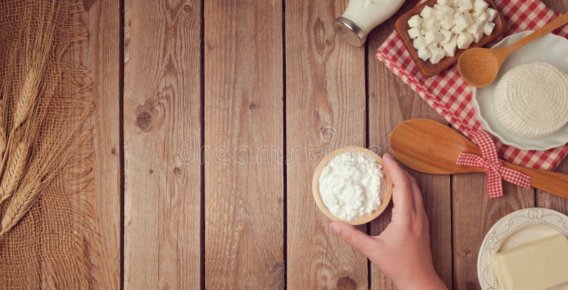 Молочные продучты фермы свежие на деревянной предпосылке еда принципиальной схемы здоровая стоковое фото Молочные продучты фермы свежие на деревянной предпосылке еда принципиальной схемы здоровая стоковое фото