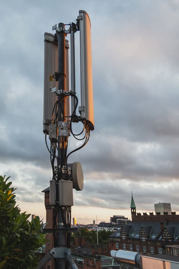 мобильная антенна направленного действия сети 5G на крыше в городе Дании Копенгагена стоковое фото rf мобильная антенна направленного действия сети 5G на крыше в городе Дании Копенгагена стоковое фото rf