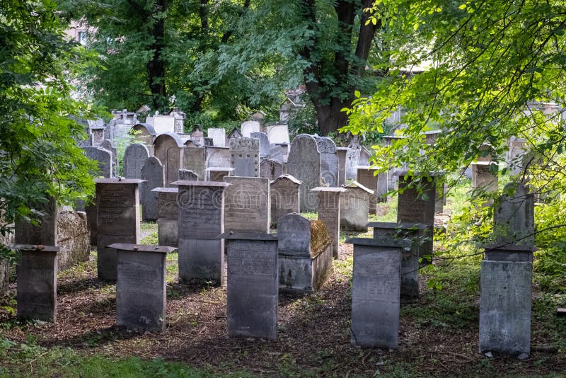 Могильные камни на небольшом кладбище на улице Szeroka в Kazimierz, историческом еврейском квартале Краков, Польше Remuh/Remah стоковые изображения rf Могильные камни на небольшом кладбище на улице Szeroka в Kazimierz, историческом еврейском квартале Краков, Польше Remuh/Remah стоковые изображения rf