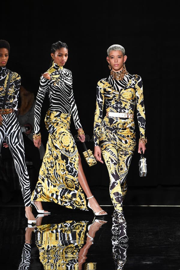 Модели идут взлетно-посадочная дорожка на собрание Пре-падения 2019 Versace стоковая фотография