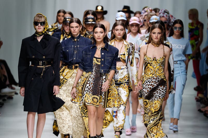 Модели идут финал взлетно-посадочной дорожки на шоу Versace во время весны недели моды Милана/лета 2018 стоковое фото rf