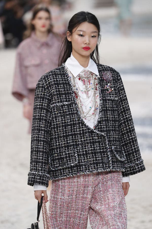 Модель идет взлетно-посадочная дорожка во время шоу Chanel как часть весн стоковое фото rf