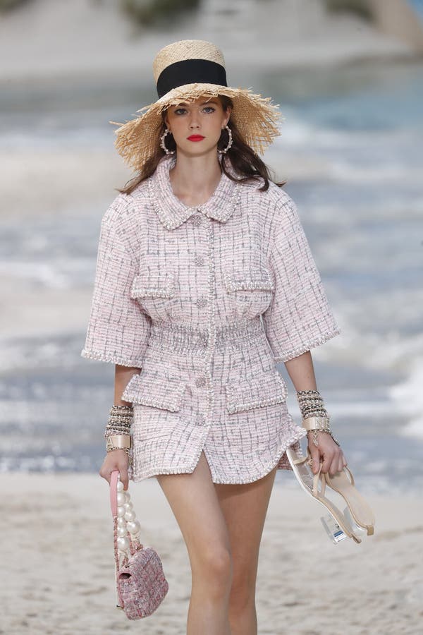 Модель идет взлетно-посадочная дорожка во время шоу Chanel как часть весн стоковое фото rf