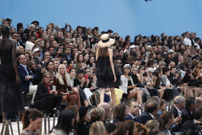 Модель идет взлетно-посадочная дорожка во время шоу Chanel как часть весн стоковое изображение