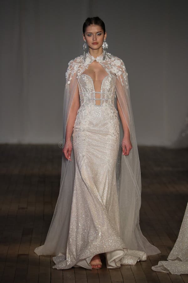 Модель идет взлётно-посадочная дорожка для модного парада 2019 весны Berta Bridal стоковые фотографии rf