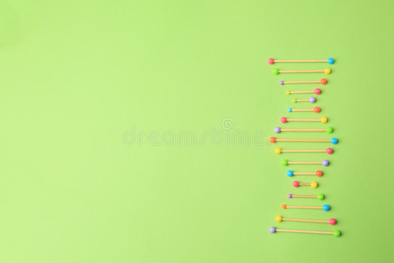 модель молекулярной цепи dna на зеленом фоне сверху. пробел для текста стоковые изображения rf
