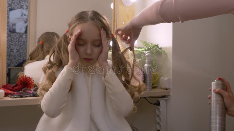 Модель фото маленькой девочки пока распыляющ курчавый стиль причесок в уборной акции видеоматериалы