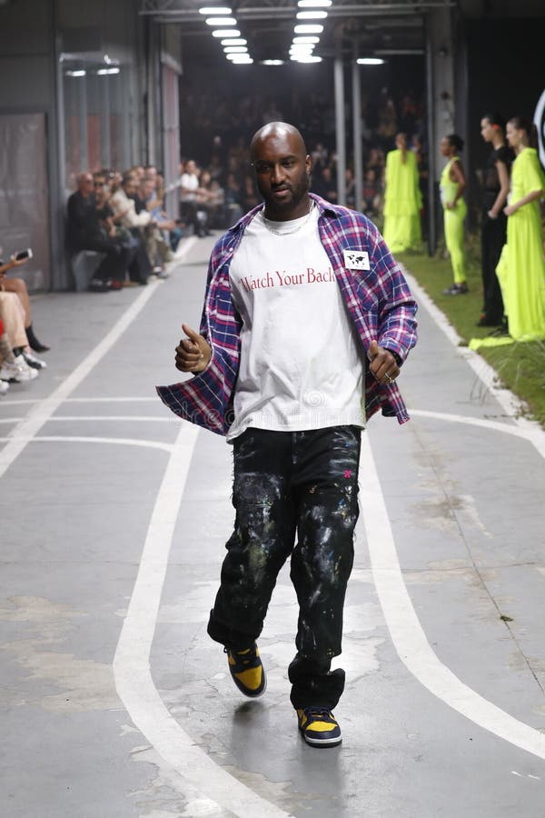 Модельер Virgil Abloh и модели идут взлетно-посадочная дорожка во время -бел стоковые фото