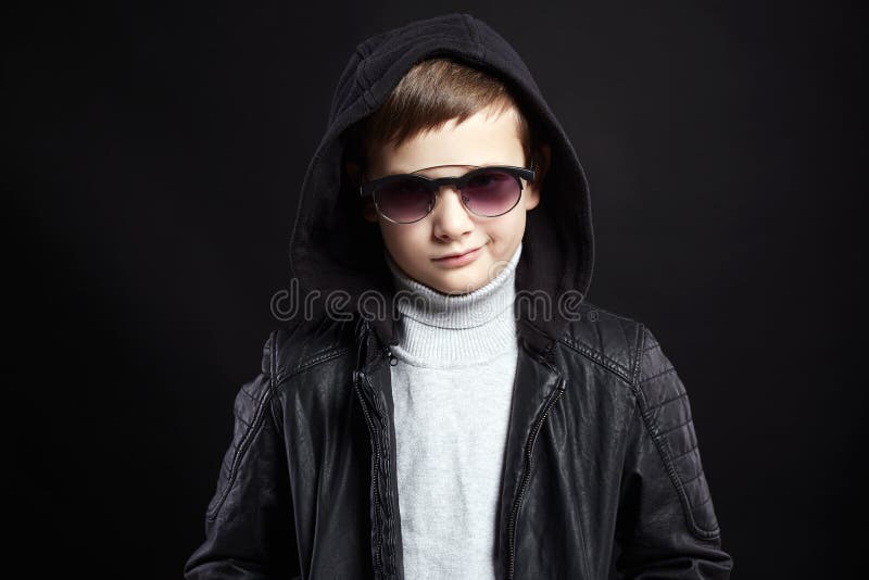 Модный мальчик в hoodie и солнечных очках стоковая фотография Модный мальчик в hoodie и солнечных очках стоковая фотография