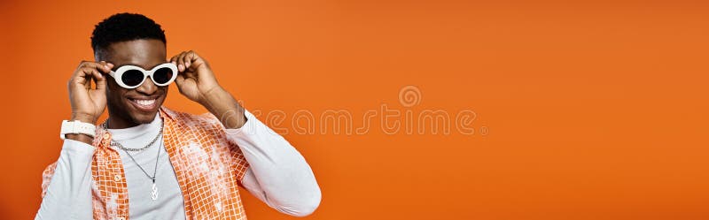 модный молодой американец африки стоковое изображение rf