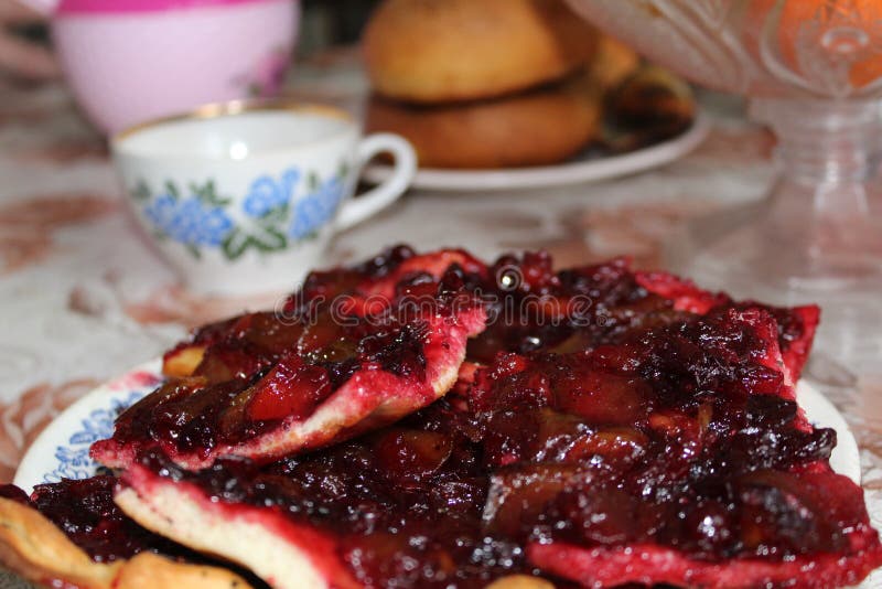 Мои пироги ` s матери очень вкусные с клюквами и яблоками стоковые фотографии rf