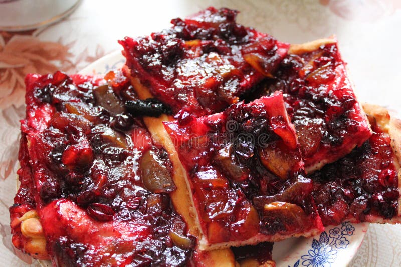 Мои пироги ` s матери очень вкусные с клюквами и яблоками стоковая фотография rf