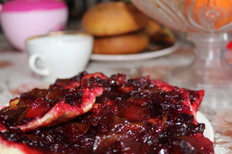 Мои пироги ` s матери очень вкусные с клюквами и яблоками стоковые изображения rf