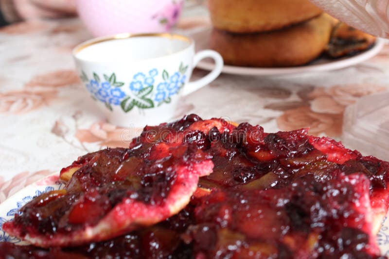 Мои пироги ` s матери очень вкусные с клюквами и яблоками стоковое фото