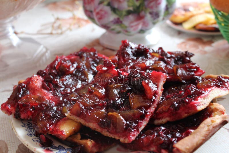 Мои пироги ` s матери очень вкусные с клюквами и яблоками. Матери и бабушки подготавливают очень вкусные пироги для чая Они пекут их в печях в кухне В пирогах добавьте заполнять: клюквы и яблоки Спасибо клюквы они получают славный красный цвет Они очень вкусны Много пирогов подготовлены на праздники