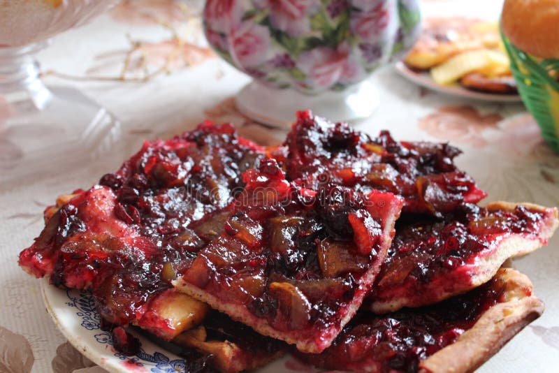 Мои пироги ` s матери очень вкусные с клюквами и яблоками стоковое фото