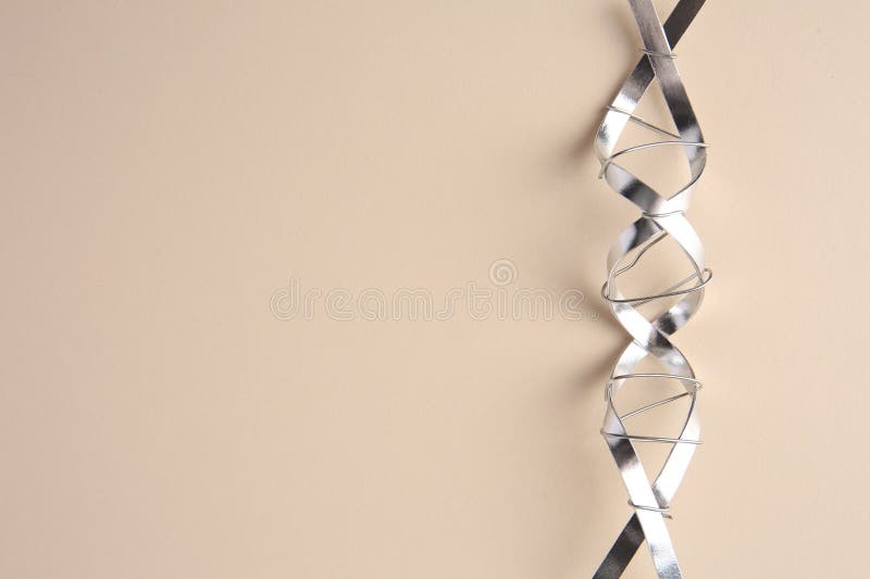 молекулярная цепная модель dna, изготовленная из металла на бэйге, вид сверху. пробел для текста стоковое фото
