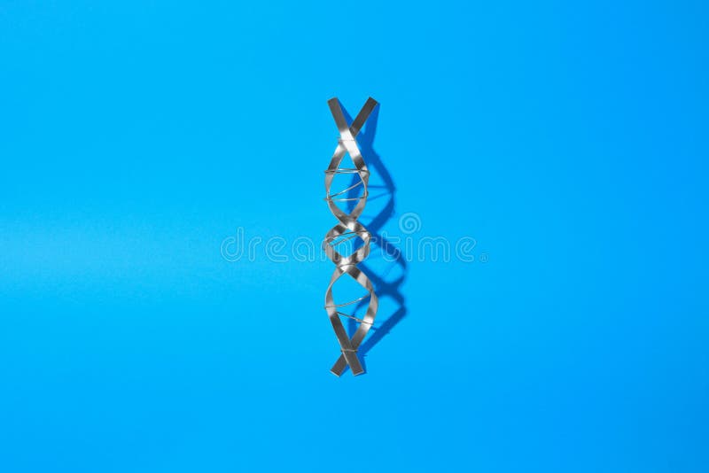 молекулярная цепная модель dna, изготовленная из металла на голубом фоне сверху стоковое изображение