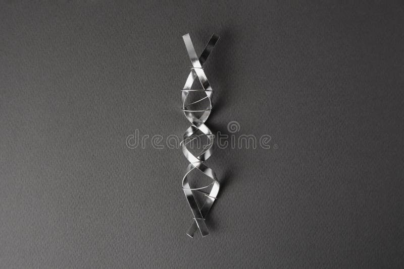 молекулярная цепная модель dna, изготовленная из металла на сером фоне сверху стоковая фотография