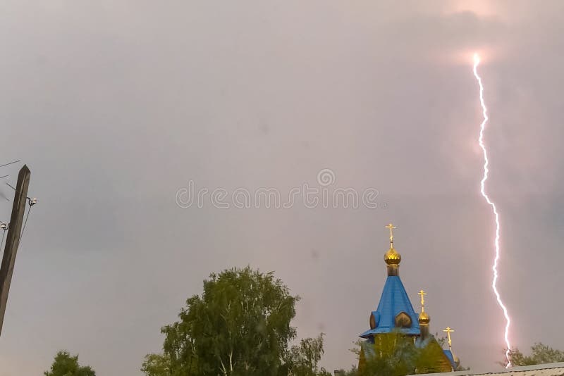 Молния во время грозы в небе над куполом и чр стоковые фото