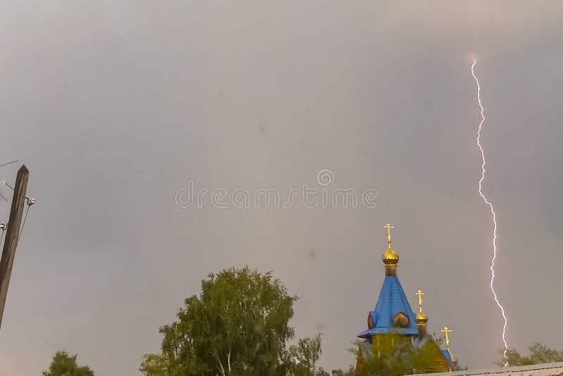 Молния во время грозы в небе над куполом и чр стоковое фото