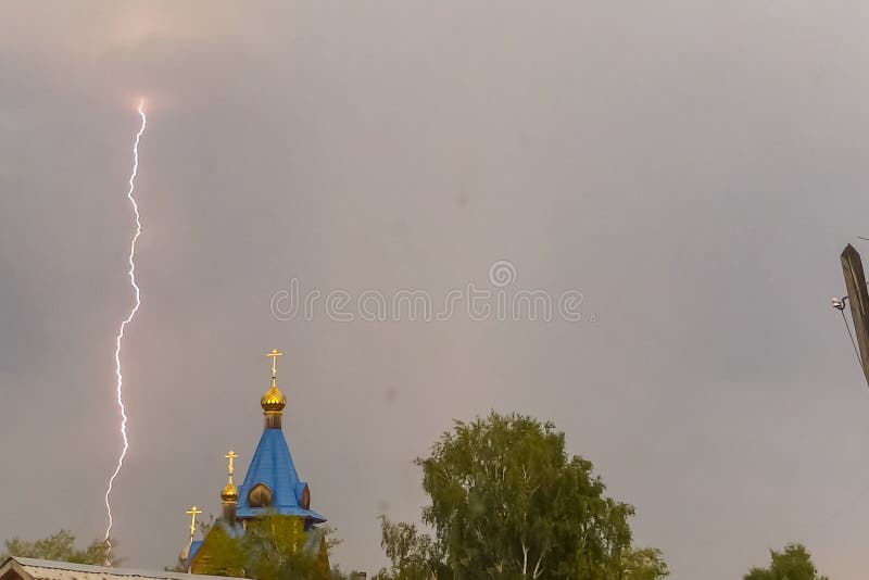 Молния во время грозы в небе над куполом и чр стоковая фотография
