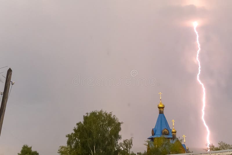 Молния во время грозы в небе над куполом и чр стоковые фото