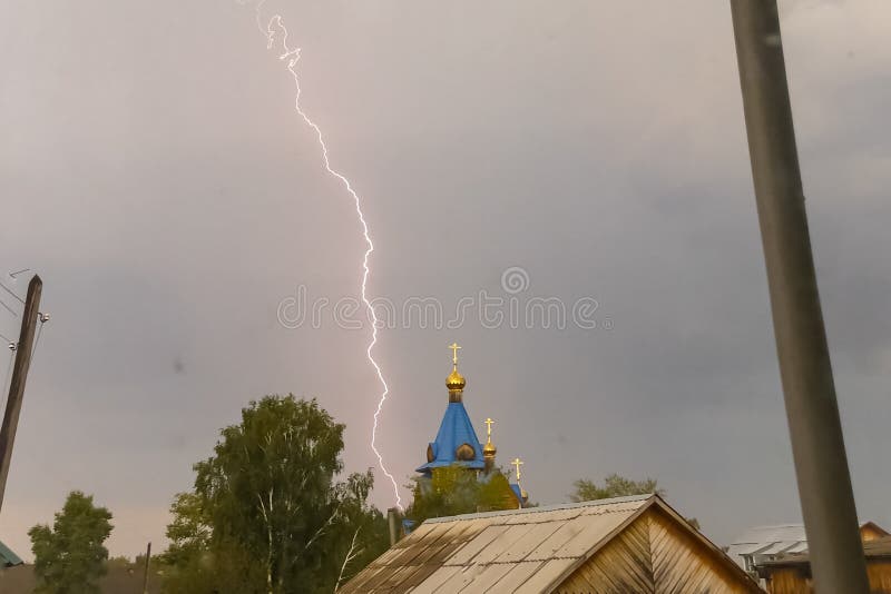 Молния во время грозы в небе над куполом и чр стоковые фотографии rf