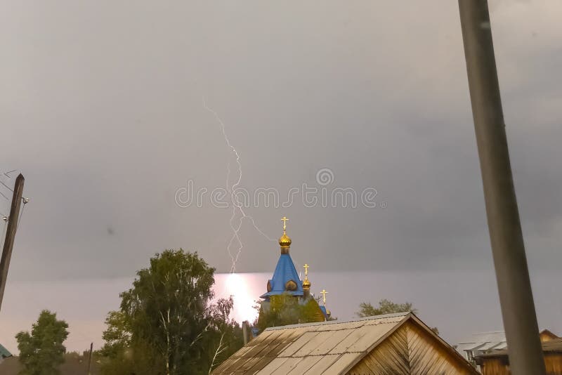 Молния во время грозы в небе над куполом и чр стоковое изображение rf
