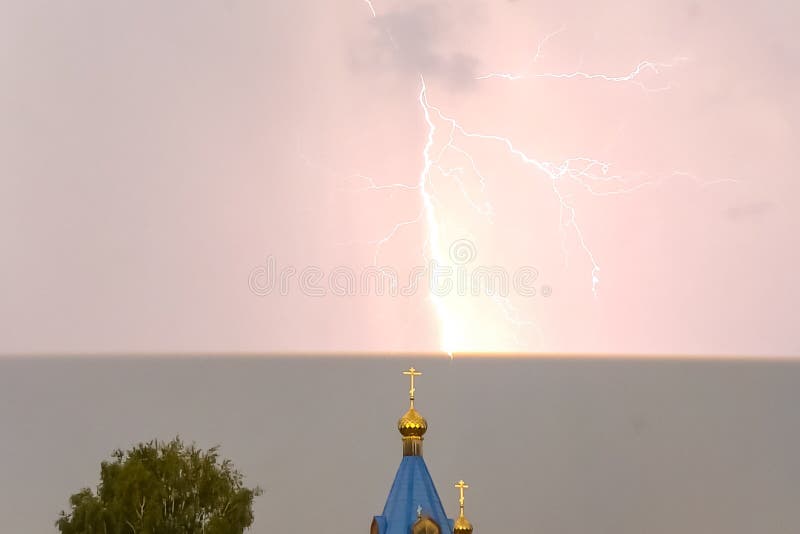 Молния во время грозы в небе над куполом и чр стоковые изображения rf