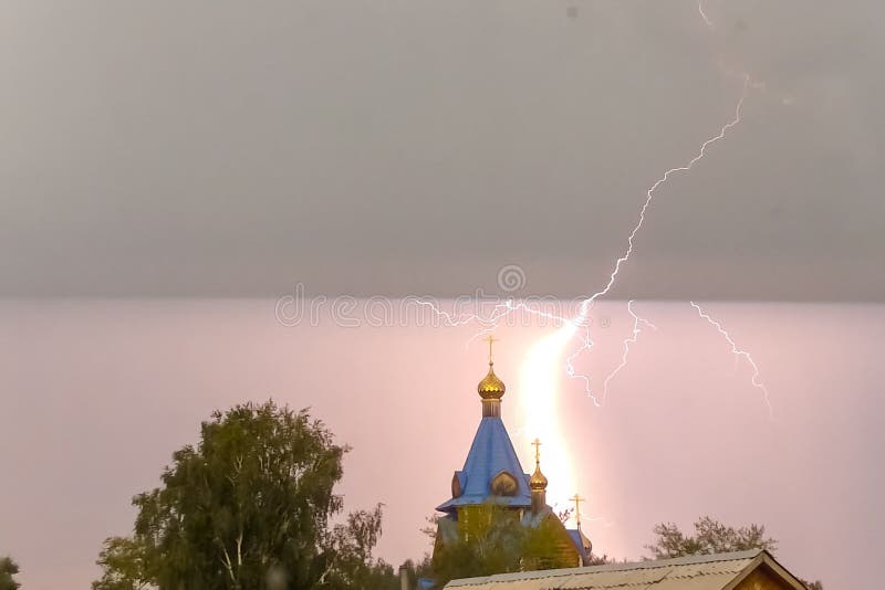 Молния во время грозы в небе над куполом и чр стоковое изображение