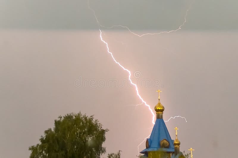 Молния во время грозы в небе над куполом и чр стоковые фото