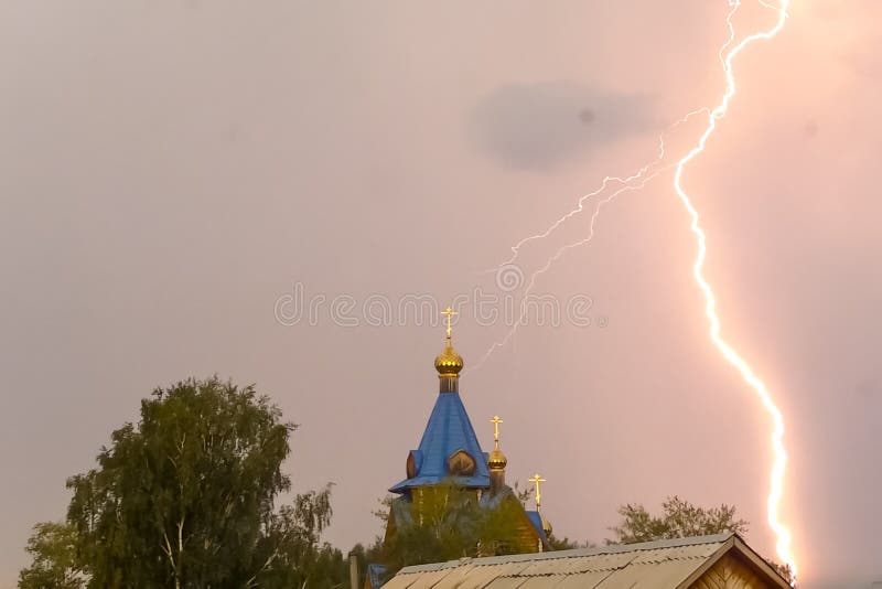 Молния во время грозы в небе над куполом и чр стоковая фотография rf