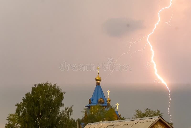 Молния во время грозы в небе над куполом и чр стоковые изображения