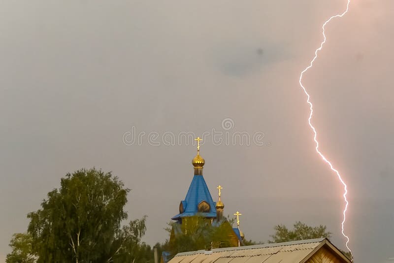 Молния во время грозы в небе над куполом и чр стоковая фотография rf