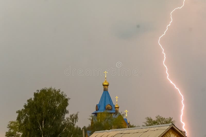 Молния во время грозы в небе над куполом и чр стоковые изображения rf