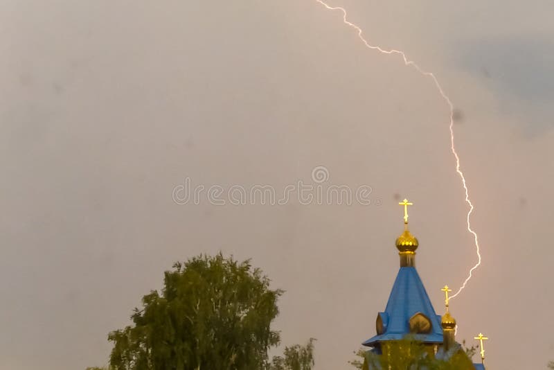 Молния во время грозы в небе над куполом и чр стоковое изображение