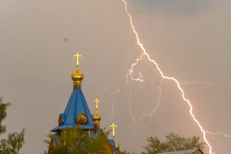 Молния во время грозы в небе над куполом и чр стоковые изображения rf
